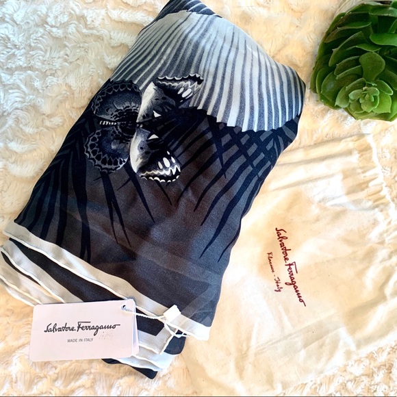 🔴SOLD Salvatore Ferragamo Animals Print Silk Scarf - Picture 2 of 7